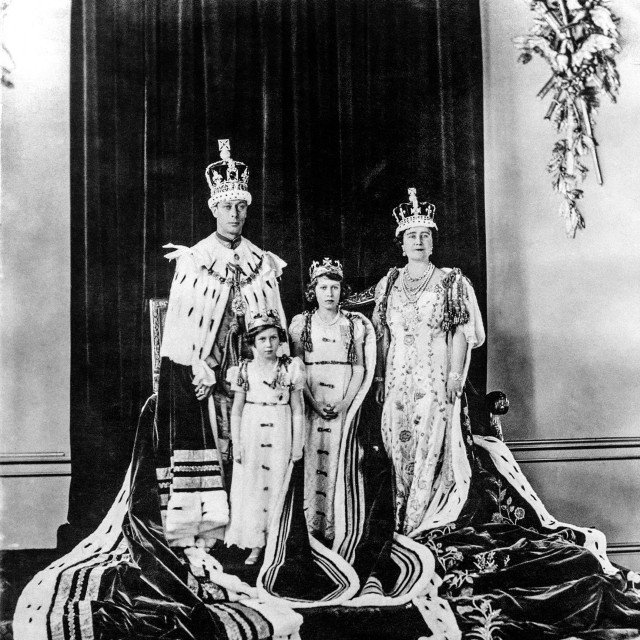 &lt;p&gt;Kraljica Elizabeth Bowes-Lyon, kralj George VI i princeze Elizabeth i Margaret&lt;/p&gt;