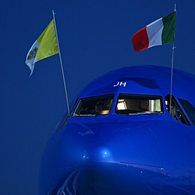 &lt;p&gt;Zrakoplov kojim Papa putuje u Kazahstan snimljen na rimskom aerodromu Fiumicino&lt;/p&gt;
