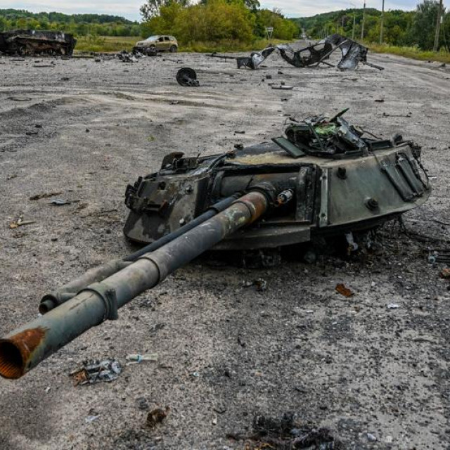&lt;p&gt;Kupola i top uništenog ruskog tenka u oblasti Harkiv&lt;/p&gt;