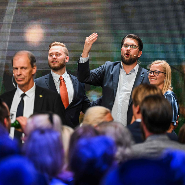 &lt;p&gt; Jimmie Akesson i njegovi Švedski demokrati (SD) slave pobjedu&lt;/p&gt;