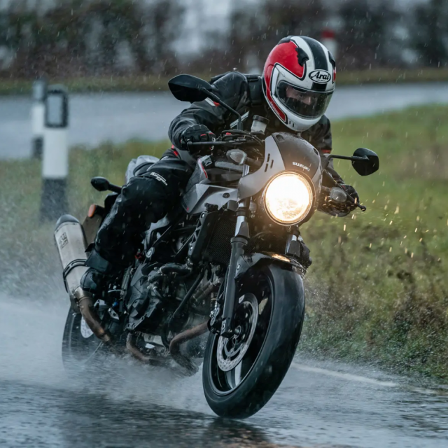 &lt;p&gt;Vožnja motocikla po kiši&lt;/p&gt;