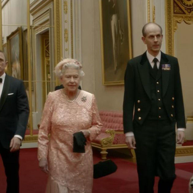 ‘Visoki Paul‘ s kraljicom Elizabetom i Danielom Craigom u skeču za OI u Londonu