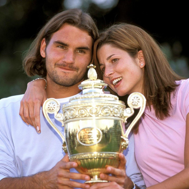 &lt;p&gt;Mladi Roger Federer i njegova supruga Mirka slave njegov prvi wimbledonski pehar&lt;/p&gt;