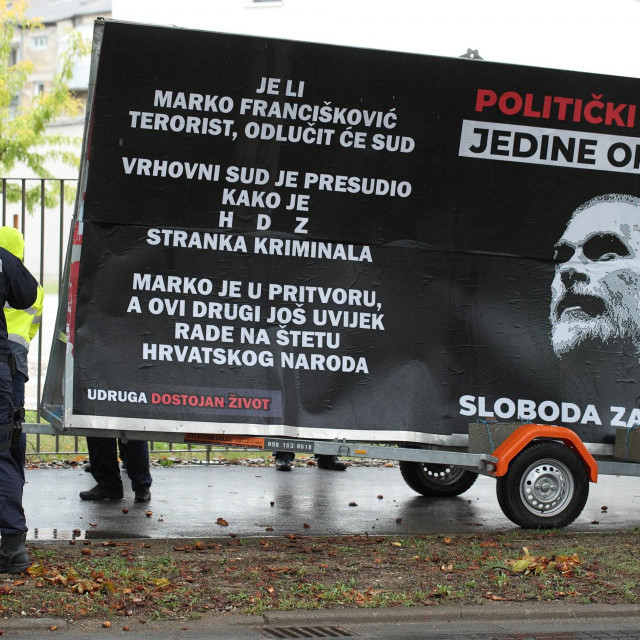 &lt;p&gt;Policija uklanja plakat podrške Marku Franciškoviću&lt;/p&gt;