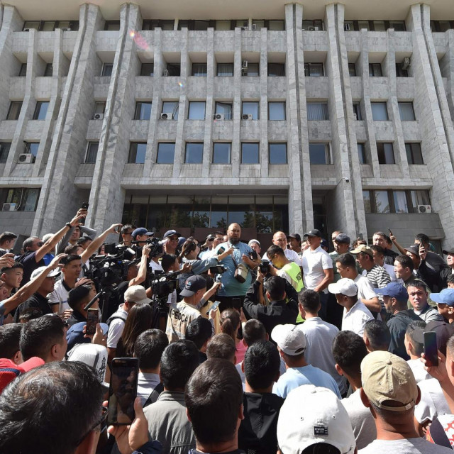 &lt;p&gt;Prosvjednici su se okupili ispred zgrade kirgistanskog parlamenta u Biškeku kako bi od kirgistanskih vlasti zatražili da značajnije podrže žitelje provincije Batken koja se nalazi odmah do granice s Tadžikistanom&lt;/p&gt;