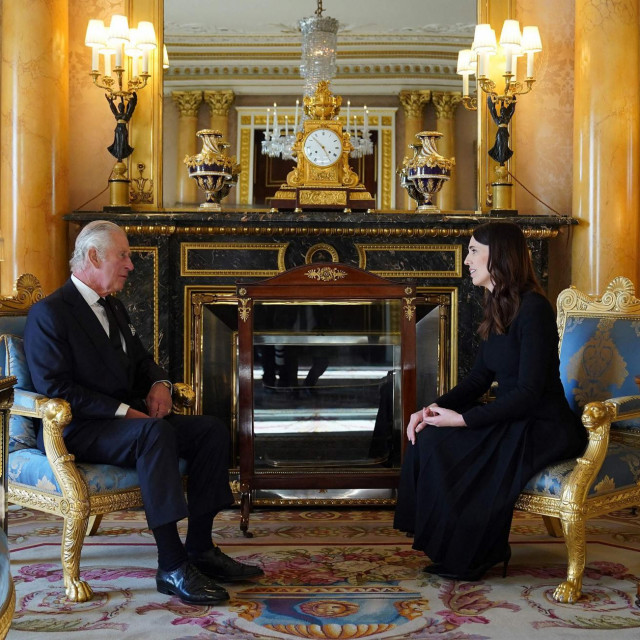 &lt;p&gt;Charles III i novozelandska premijerka Jacinda Ardern&lt;/p&gt;