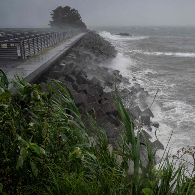&lt;p&gt;Visoki valovi uzrokovani tajfunom Nanmadolom u mjesto Minamata na otoku Kyushuu&lt;/p&gt;