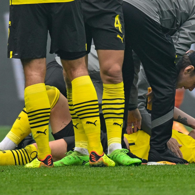 &lt;p&gt;Marco Reus leži na travnjaku nakon ozljede&lt;/p&gt;