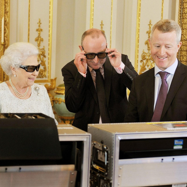 &lt;p&gt;Kraljica Elizabeta kroz 3D naočale gleda snimku vlastite Božićne poruke&lt;/p&gt;