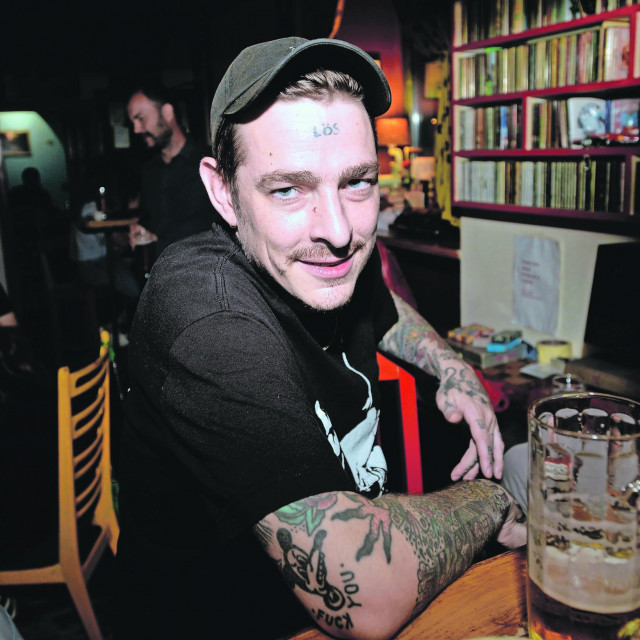 &lt;p&gt;Sebastian Murphy, frontman švedske punk grupe Viagra boys u riječkom kafiću Dnevni boravak&lt;br&gt;
 &lt;/p&gt;