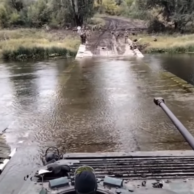 &lt;p&gt;Ukrajinski tenk prolazi preko mosta&lt;/p&gt;