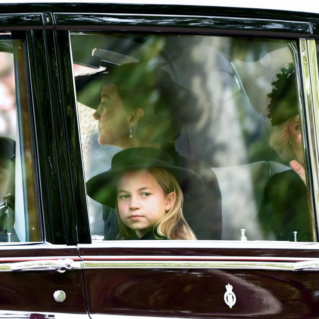 &lt;p&gt;Princeza Charlotte, Princ George i kraljica supruga Camilla&lt;/p&gt;