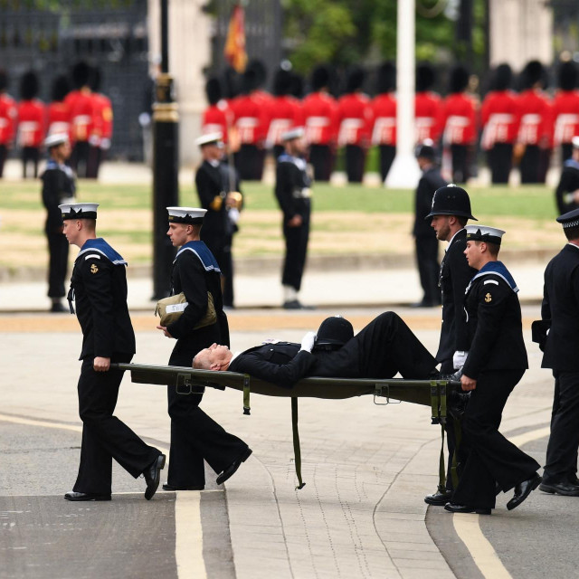 &lt;p&gt;Policajac koji se onesvijestio tijekom sprovoda kraljice Elizabete II.&lt;/p&gt;