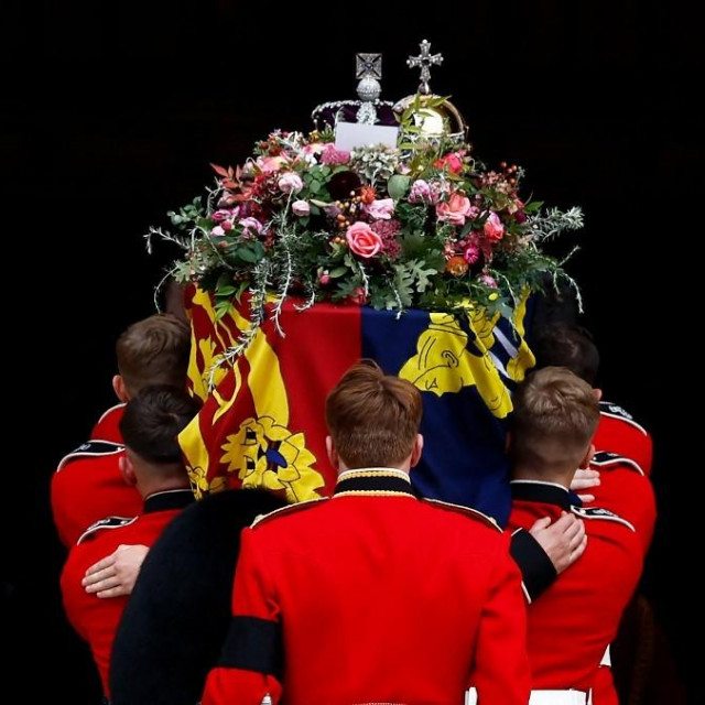 &lt;p&gt;Polaganje kraljičinog lijesa u kapelicu Sv. Juraja u sklopu dvorca Windsor&lt;/p&gt;