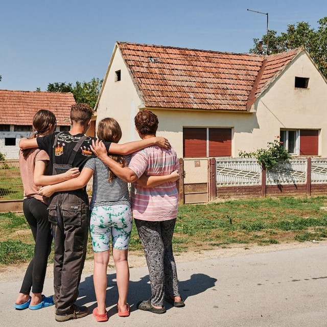 &lt;p&gt;Obitelj Filaković ispred nove kuće&lt;/p&gt;