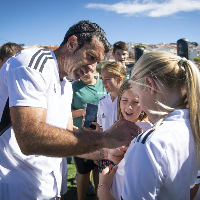 &lt;p&gt;U Križnoj luci na igralištu NK Hvar u organizaciji UEFA-e održan je projekt Nogomet u školama, a nogometni velikani odigrali su utakmicu s djecom (Na slici Luis Figo)&lt;/p&gt;