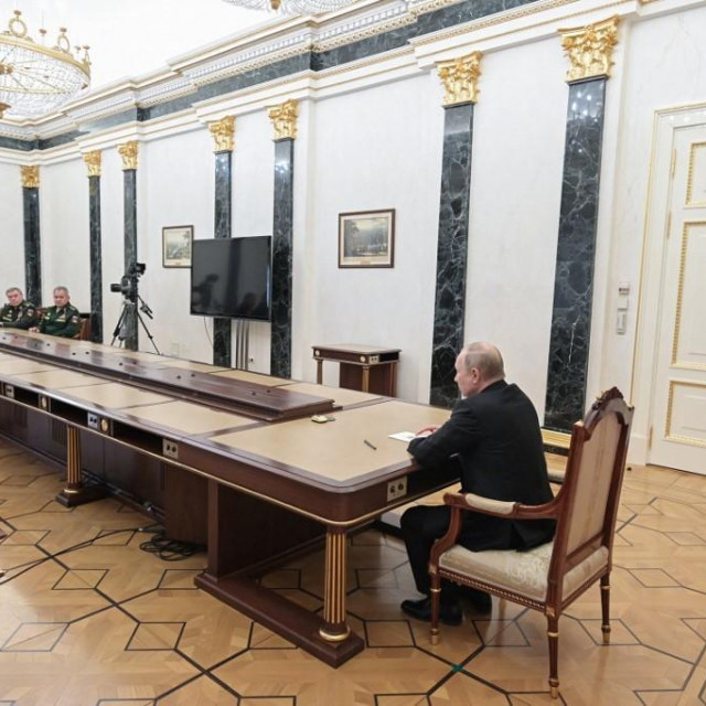 &lt;p&gt;Vladimir Putin na sastanku sa Sergejem Šojguom i Valerijem Gerasimovom na samom početku invazije na Ukrajinu&lt;/p&gt;