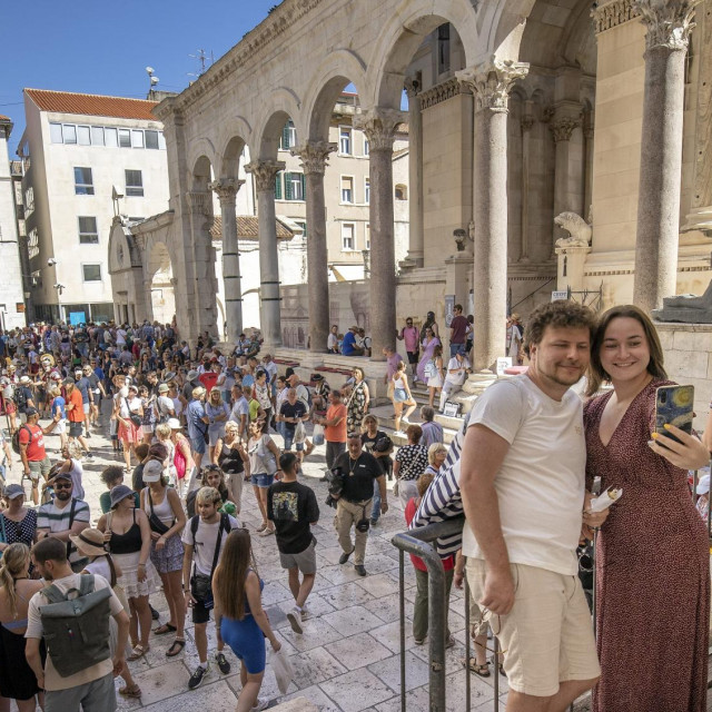 &lt;p&gt;Turisti mobitelima fotografiraju i snimaju znamenitosti u staroj jezgri Splita&lt;br&gt;
&lt;br&gt;
&lt;br&gt;
 &lt;/p&gt;