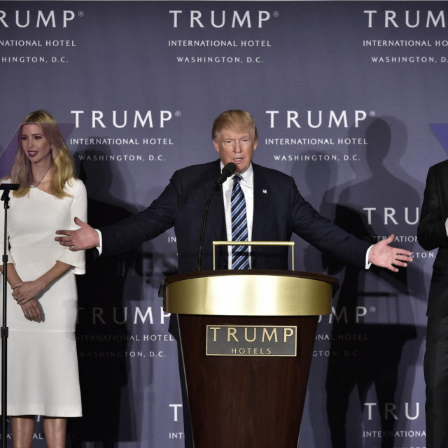 &lt;p&gt;Donald Trump mlađi, Ivanka Trump, Donald Trump i Eric Trump tijekom otvaranja hotela Trump International u Washingtonu 2016. godine&lt;/p&gt;