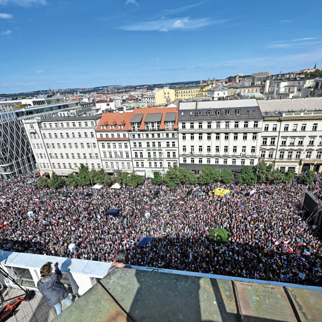&lt;p&gt;U Pragu, glavnom gradu Češke, zemlje koja predsjeda Vijećem EU, na prosvjedu koji su organizirali pripadnici krajnjih desnih i lijevih stranaka 70 tisuća ljudi prosvjedovalo je zbog velikog porasta cijena energenata, a izvikivane su parole protiv EU i NATO-a&lt;/p&gt;