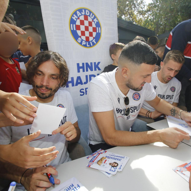 &lt;p&gt;Druženje igrača Hajduka s navijačima ispred Fan shopa na makarskoj rivi.&lt;/p&gt;