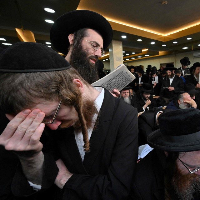 &lt;p&gt;Hasidski Židovi mole se na grobnici rabina Nachmana&lt;/p&gt;