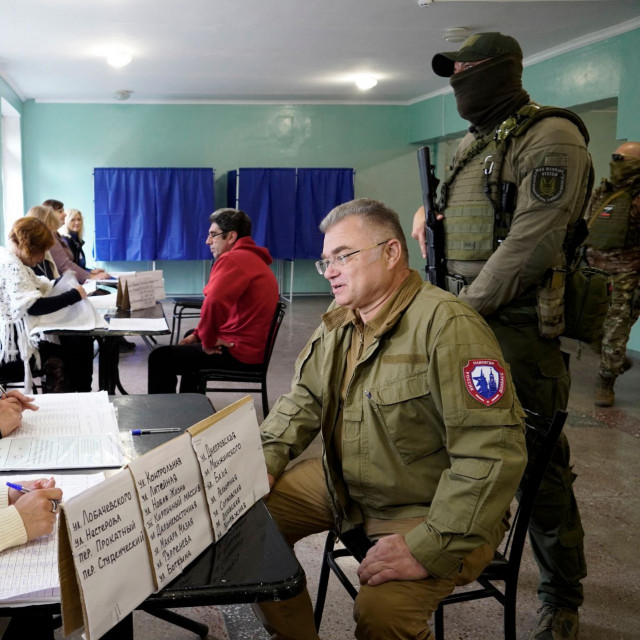 &lt;p&gt;Konstantin Ivaščenko, gradonačelnik okupiranog Mariupolja kojeg je postavio Kremlj, na glasačkom mjestu&lt;/p&gt;