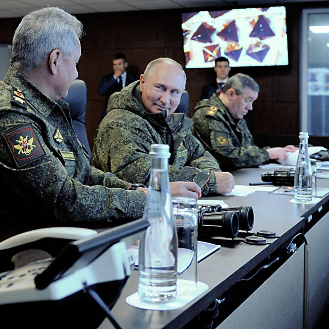 &lt;p&gt;Vladimir Putin, ministar obrane Serge Šojgu i šef Glasvnog stožera oružanih snaga Ruske Federacije Valerij Gerasimov&lt;/p&gt;