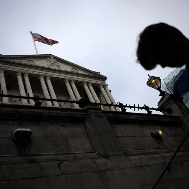 &lt;p&gt;Pješaci prolaze pored Bank of England&lt;/p&gt;