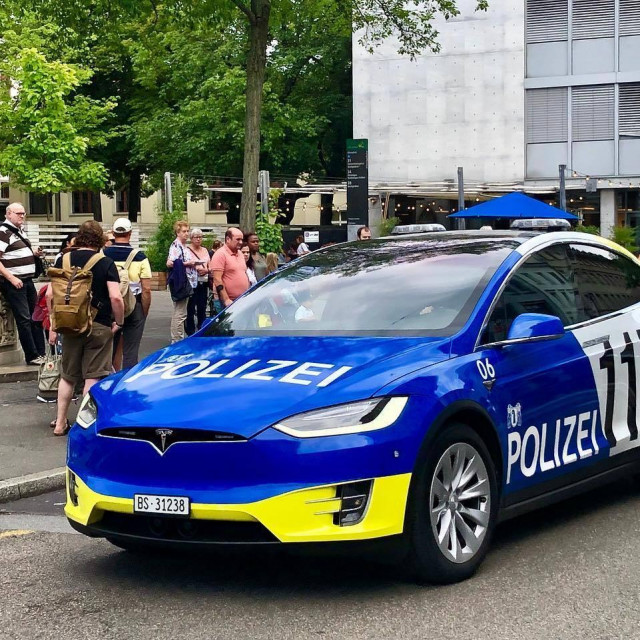 &lt;p&gt;Policijska Tesla u Baselu&lt;/p&gt;
