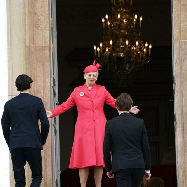 &lt;p&gt;Kraljica Margrethe dočekuje princa Nikolaja i princa Felixa&lt;/p&gt;