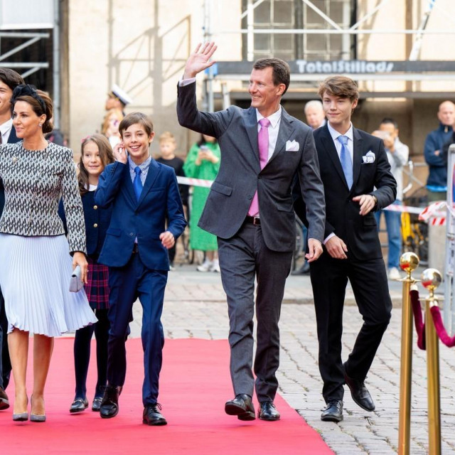 &lt;p&gt;Princ Joachim i princeza Marie s princem Nikolajem, princem Felixom, princem Henrikom i princezom Athenom&lt;/p&gt;