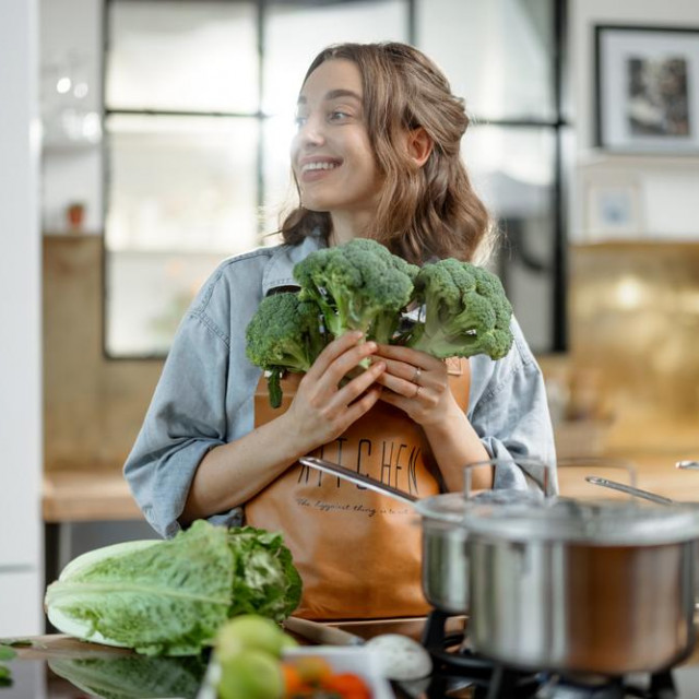 &lt;p&gt;Portrait of pretty smiling woman in apron with fresh broccoli on the kitchen. Healthy cooking concept. Close up. High quality photo&lt;/p&gt;