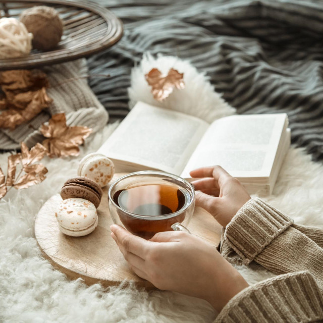 &lt;p&gt;Autumn still life a girl in a warm knitted cozy sweater holding a Cup of tea in the bedroom. Body parts, top view.&lt;/p&gt;