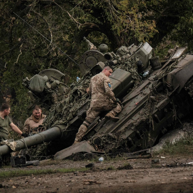 &lt;p&gt;Ukrajinski vojnici na napuštenom ruskom tenku T-90A&lt;/p&gt;