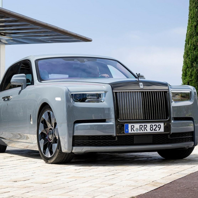 &lt;p&gt;Rolls Royce Phantom&lt;/p&gt;