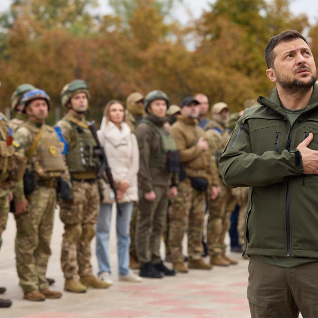 &lt;p&gt;Volodimir Zelenski i ukrajinski vojnici salutiraju zastavi u Izjumu, Ukrajina&lt;/p&gt;