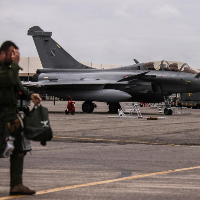 &lt;p&gt;Francuski pilot ispred višenamjenskog borbenog zrakoplova  Rafale &lt;/p&gt;