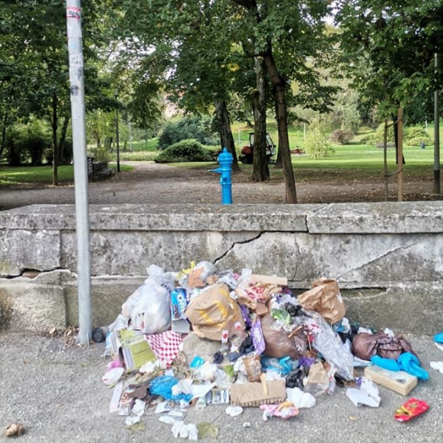 Netko redovito pod okriljem noći ostavlja smeće na ulazu u park Ribnjak