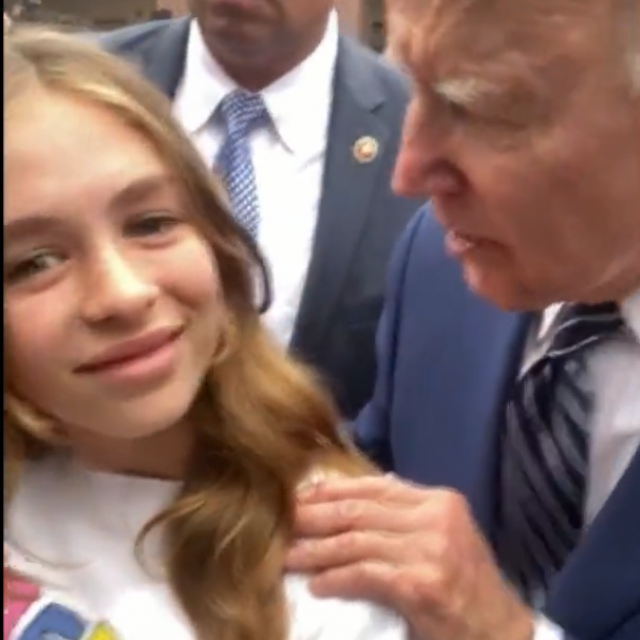 Joe Biden prilikom fotografiranja s djevojkom