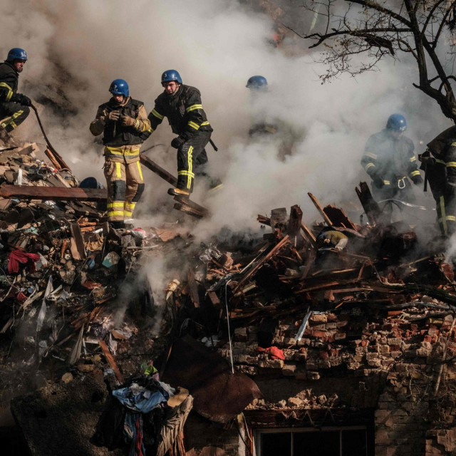 &lt;p&gt;Ukrajinski vatrogasci u Kijevu, snimljeno nakon napada iranskih dronova &lt;/p&gt;