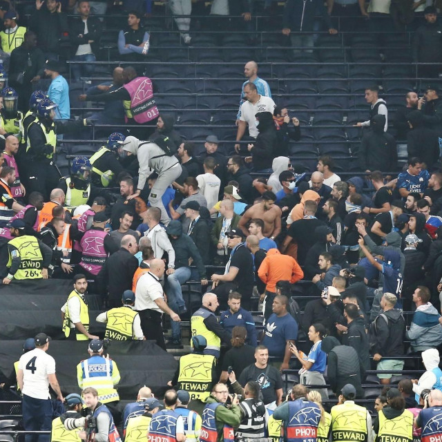 Sukob Marseilleovih navijača s policijom i redarima tijekom utakmice protiv Tottenhama