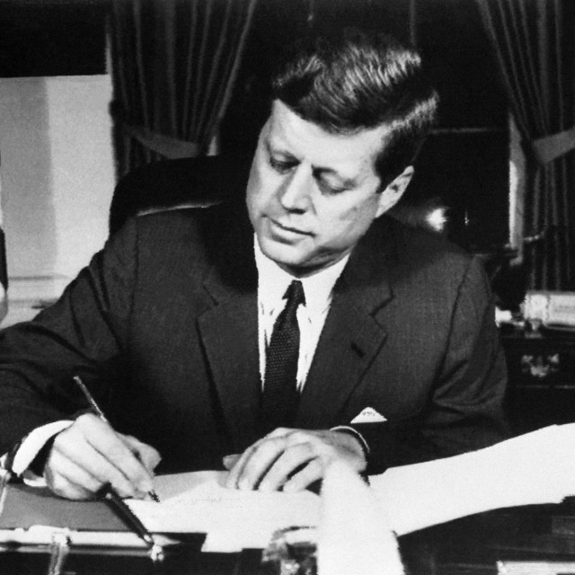 &lt;p&gt;Kennedy potpisuje Proglas za zabranu isporuke ofenzivnog oružja Kubi&lt;/p&gt;