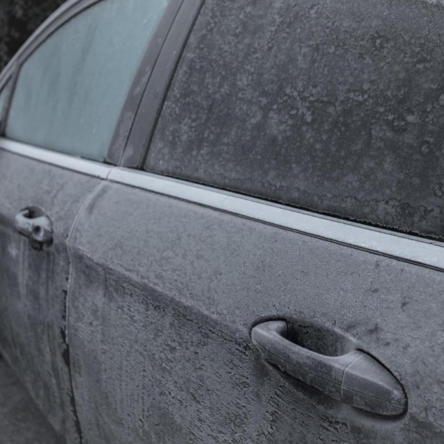 &lt;p&gt;Automobil zimi (ilustracija)&lt;/p&gt;
