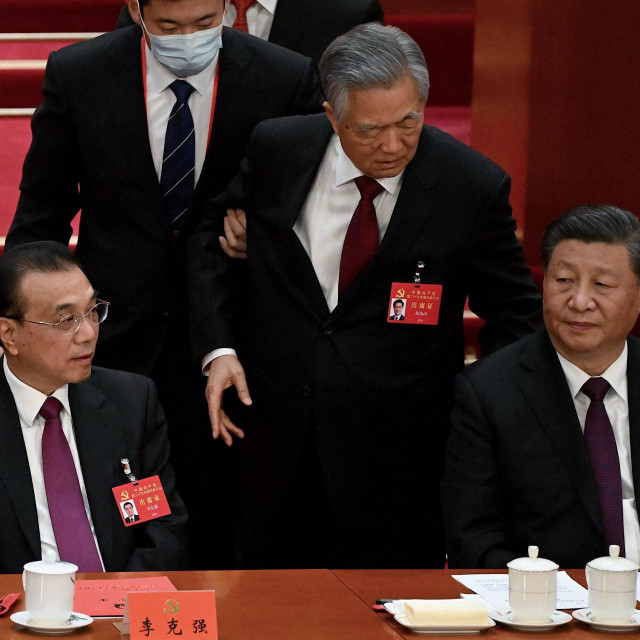 Li Keqiang i Xi Jinping sjede dok Hua Jintaoa izvode iz dvorane

 