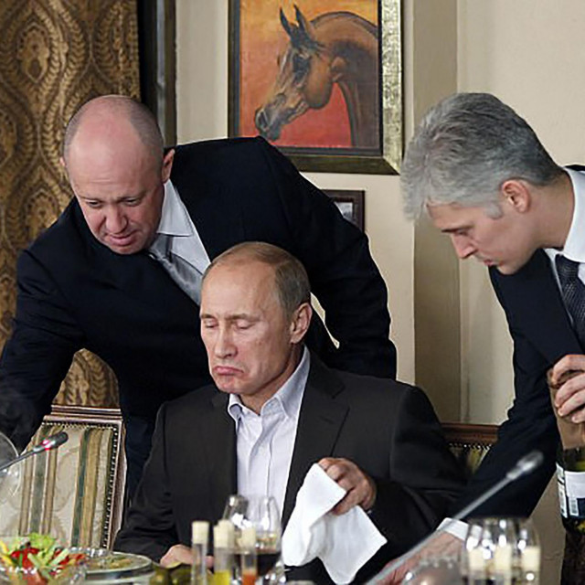 &lt;p&gt;Jevgenij Prigožin poslužuje Vladimira Putina&lt;/p&gt;