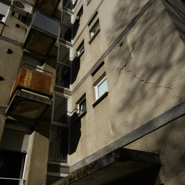 &lt;p&gt;Zgrada koja je stradala u potresu u Zaprešiću prije 700 dana, a čiji su stanovnici jos uvijek raseljeni po okolnim stanovima&lt;br&gt;
 &lt;/p&gt;