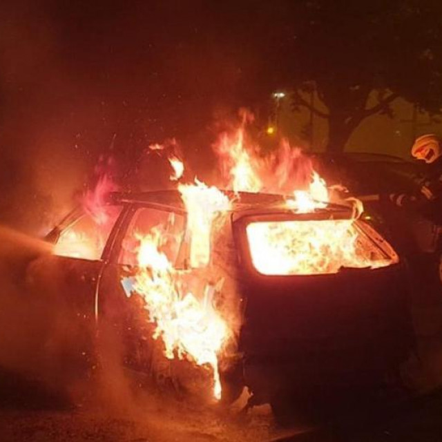 Požar koji je zahvatio 8 automobila u Novom Zagrebu