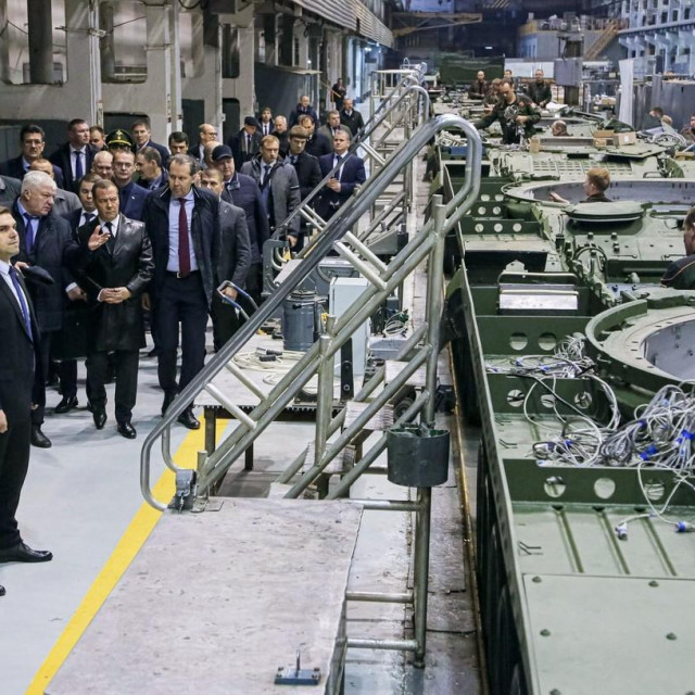 Medvedev u tvornici tenkova