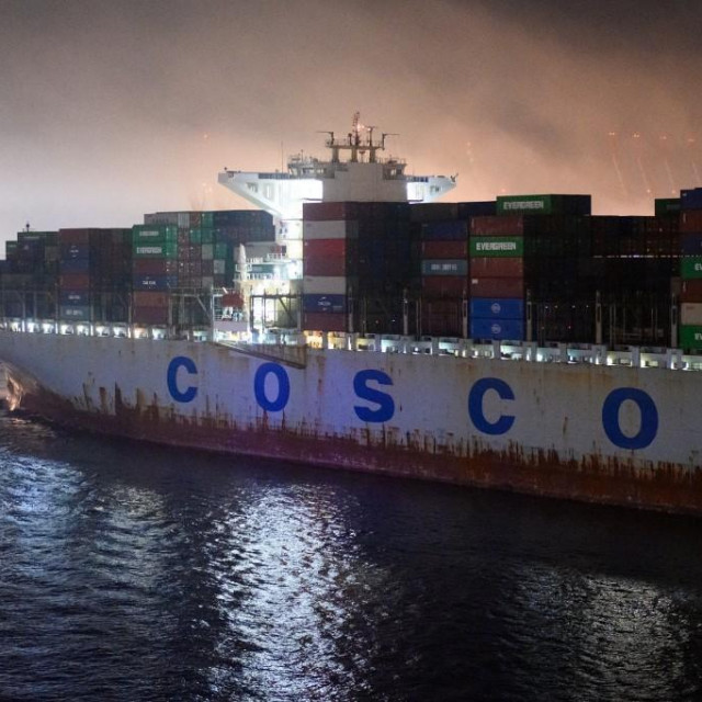 Brod kineske tvrtke Cosco u hamburškoj luci